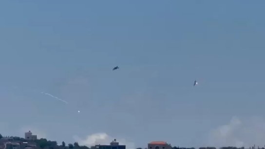 الطائرات الحربية الإسرائيلية تُحلّق على علو منخفض جداً في أجواء بلدة عيتا الشعب وتٌلقي بالونات حرارية.