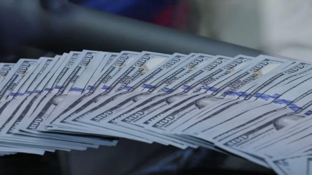 سرق 35,000 دولار وأعطى قسمًا منها لسيدة تربطه بها علاقة!