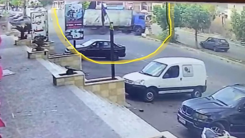 نجاة منطقة تول من كارثة إثر انقلاب شاحنة وسط تقاطع مكتظ بالسيارات والمارة!