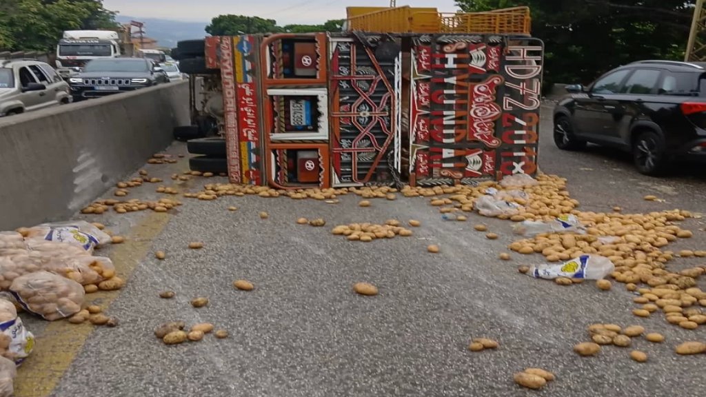 انقلاب شاحنة محملة بالبطاطا على طريق عام ضهر الوحش باتجاه الكحالة