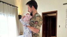 مرتديًا الزي العسكري...ولي عهد الأردن ينشر صورة مع مولودته الجديدة ويكتب: "أحلى صباح قبل الدوام"