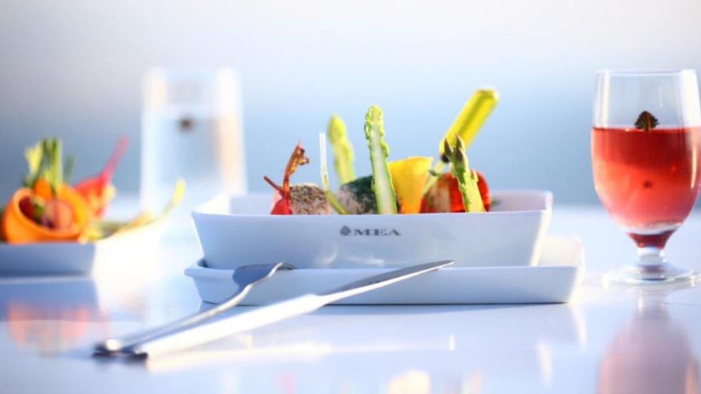 طيران الشرق الأوسط الثالث ضمن قائمة شركات الطيران التي تقدم أفضل الوجبات للركاب