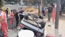 بالصور/ حادث مأساوي...قتيل وجريح نتيجة سقوط سيارة عن جسر الصياد وانقلابها على طريق الصياد باتجاه بعبدا 