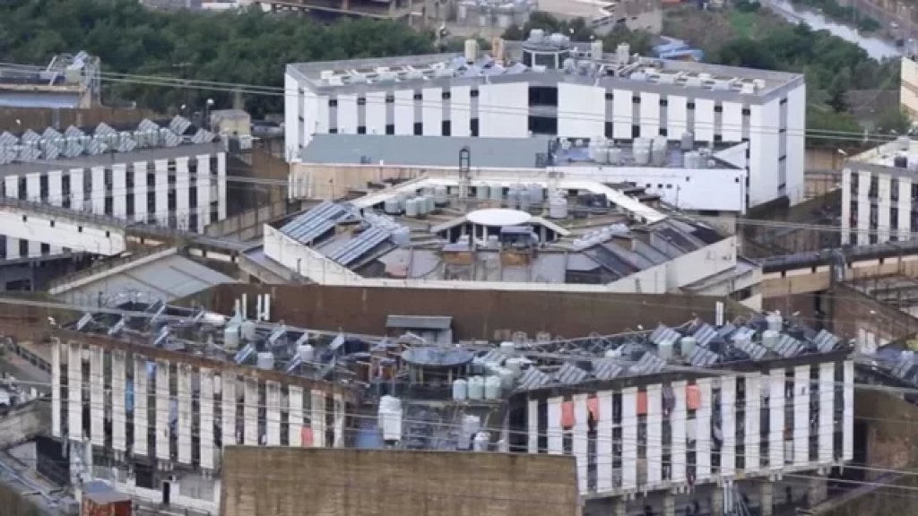 سجناء يُغلقون مبنى بسجن رومية!