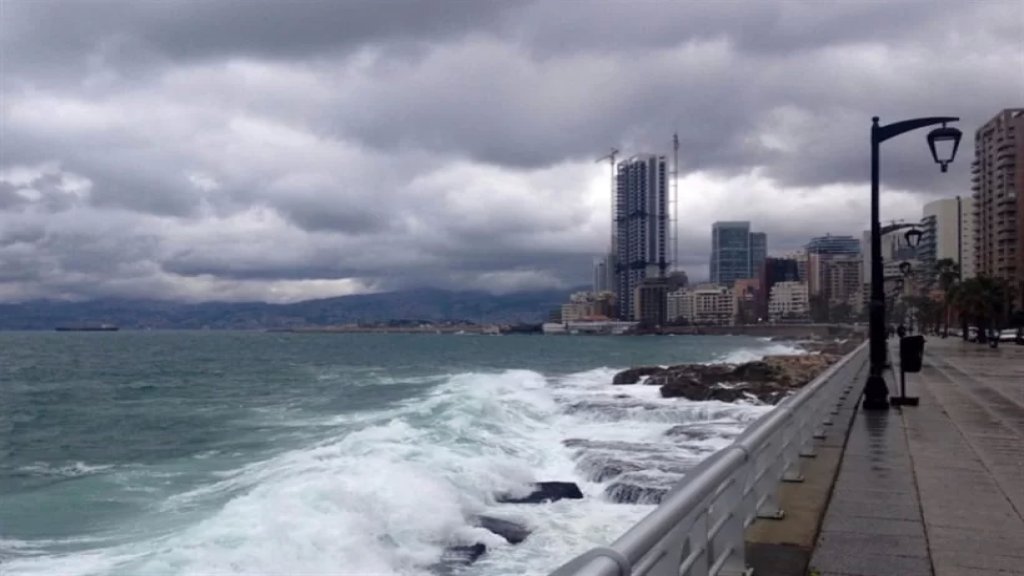 إلى محبي الشتاء.. أمطار متفرّقة في "الويك إند" وتحذير من ارتفاع موج البحر!