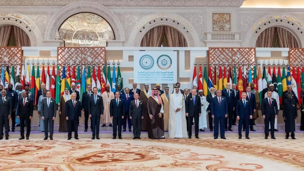 صورة جماعية للقادة والرؤساء والوفود المشاركين في القمة العربية والإسلامية غير العادية في الرياض.