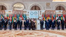 صورة جماعية للقادة والرؤساء والوفود المشاركين في القمة العربية والإسلامية غير العادية في الرياض.