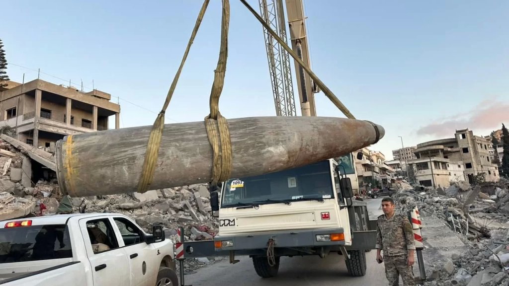 الجيش اللبناني نقل صاروخاً غير منفجر على الطريق العام في بلدة الشهابية