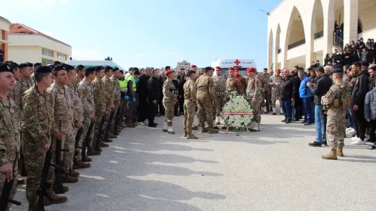 بالصور/ قيادة الجيش وأهالي بلدة جبال البطم شيّعوا الرقيب الشهـ... إبراهيم مهنا الذي ارتقى جراء انقلاب ملالة في منطقة حداتا – بنت جبيل أمس، بحضور حشد من المواطنين والعسكريين.