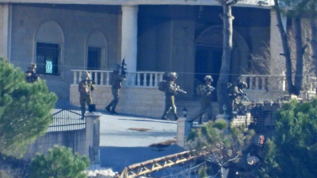 صور توثق لحظة اقتحام قوات إسرائيلية بعض المنازل في منطقة "الدبش" في أطراف مدينة  بنت جبيل بمشاركة الجرافات وناقلات الجند وقوات المشاة