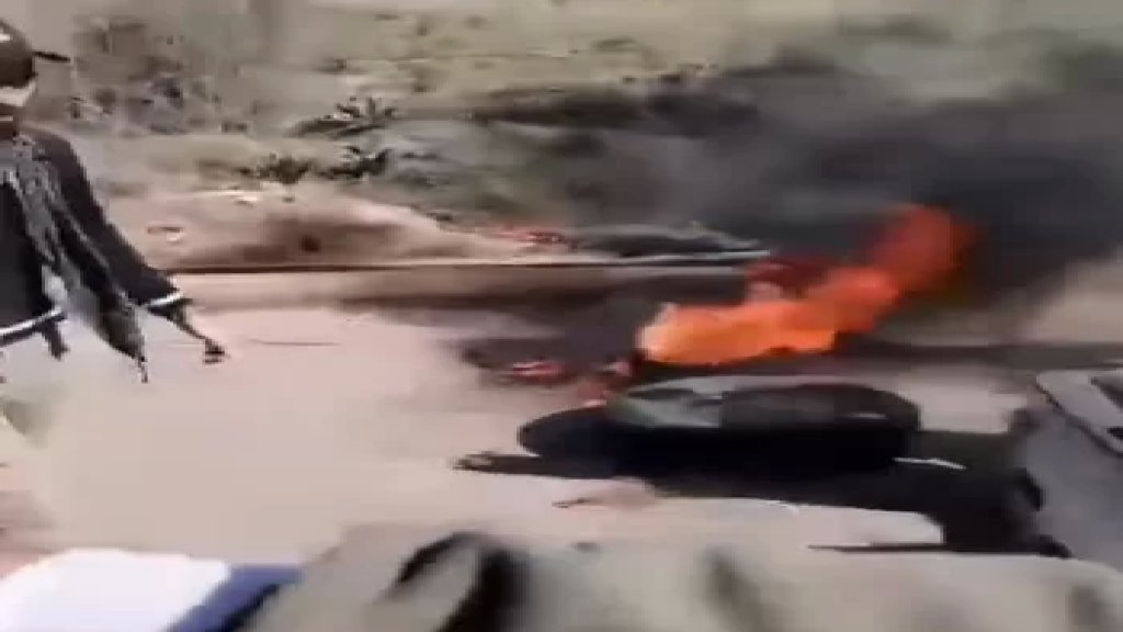 بالفيديو/ أهالي بلدة كفركلا يقطعون طريق الخردلي ويشعلون الإطارات احتجاجاً على استمرار احتلال بلدتهم.