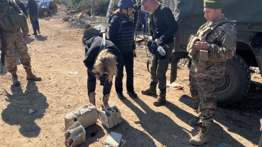 جيش الاحتلال رمى عبر طائرة درون قنبلتين صوتيتين عند مدخل بلدة يارون بالقرب من الجيش والأهالي المجتمعين عند مدخل البلدة