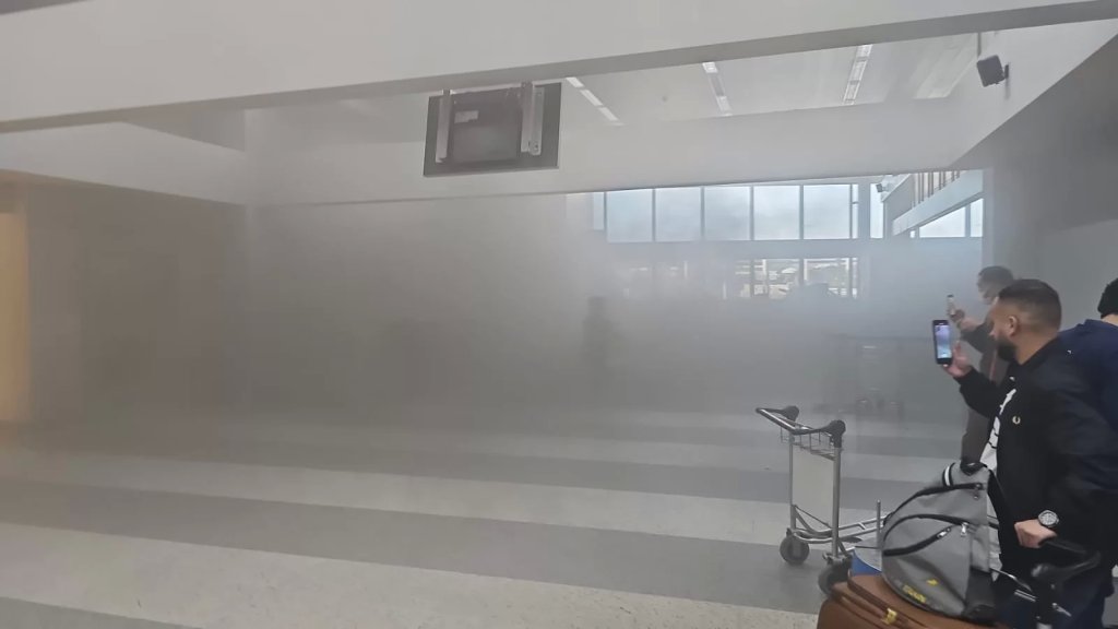 بالفيديو/ حريق في مطار بيروت... راكب أقدم على حرق أريكة في مكتب التّرحيل إحتجاجًا على إتخاذ قرار بإعادة ترحيله!
