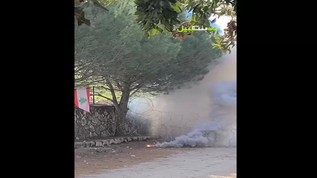 بالفيديو/ الاحتلال الاسرائيلي يرمي قنبلة دخانية باتجاه الجيش اللبناني والأهالي في مارون الراس الا ان دخانها تحول باتجاه الجنود الاسرائيليين