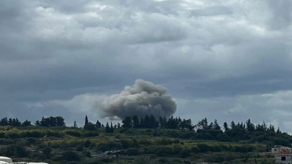 بالصور والفيديو/ غارة إسرائيلية تستهدف منطقة تبنا في بلدة البيسارية