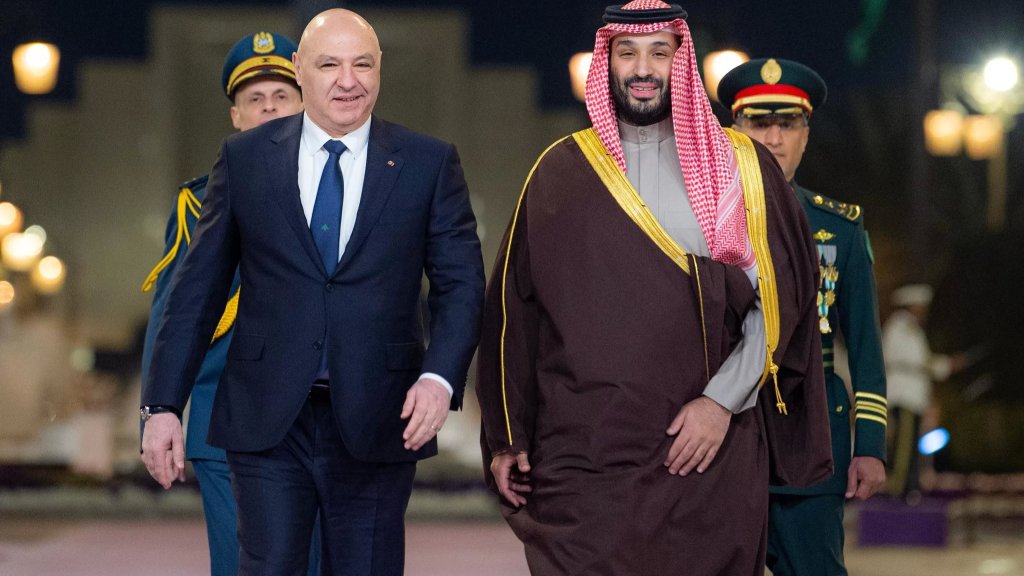 بيان سعودي - لبناني: التأكيد على أهمية التطبيق الكامل لاتفاق الطائف وحصر السلاح بيد الدولة اللبنانية. 