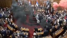 بالفيديو/ برلمان صربيا تحول لساحة معركة: قنابل دخان وغاز مسيل للدموع ورش الرئيسة بالماء!