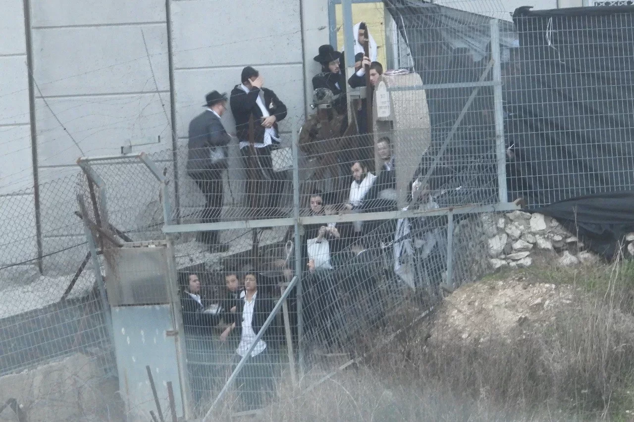 بالصور مستوطنون يدخلون إلى قبر العباد في أطراف حولا صباح اليوم ضمن زيارة دينية لموقع الذي يدعون أنه تابع للحاخام آشي