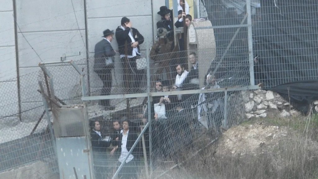 بالصور/ مستوطنون يدخلون إلى قبر العباد في أطراف حولا صباح اليوم ضمن زيارة دينية لموقع الذي يدّعون أنّه تابع للحاخام آشي 