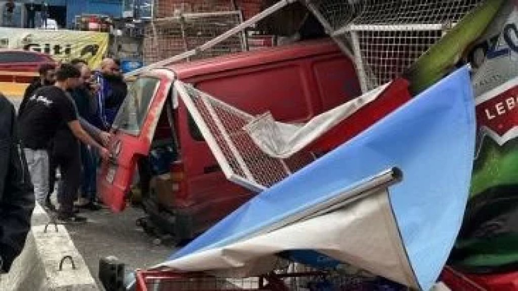 بالصور/ "فان" يجتاح "كشك" على أوتوستراد حالات ووقوع إصابات بينهم طفل