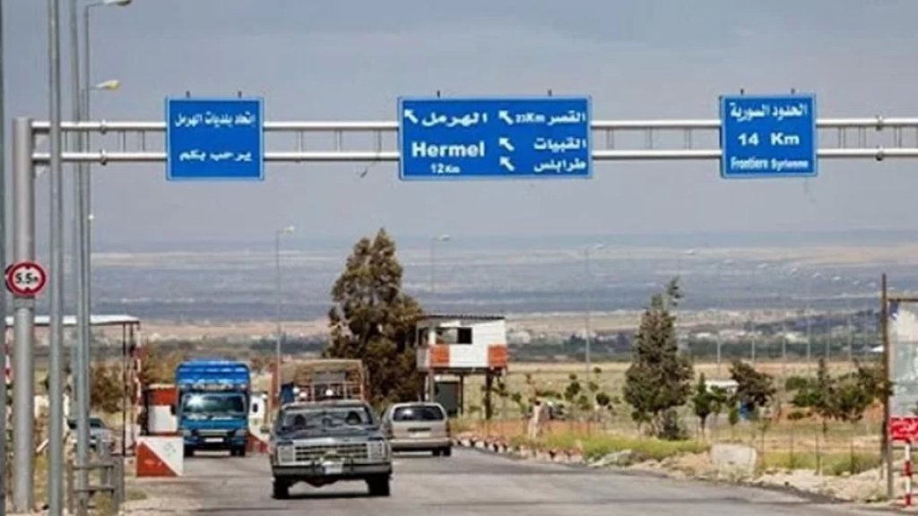 العثور على ٣ جثث قرب الساتر الترابي في بلدة القصر الحدودية مع سوريا.. والتحقيق جارٍ!