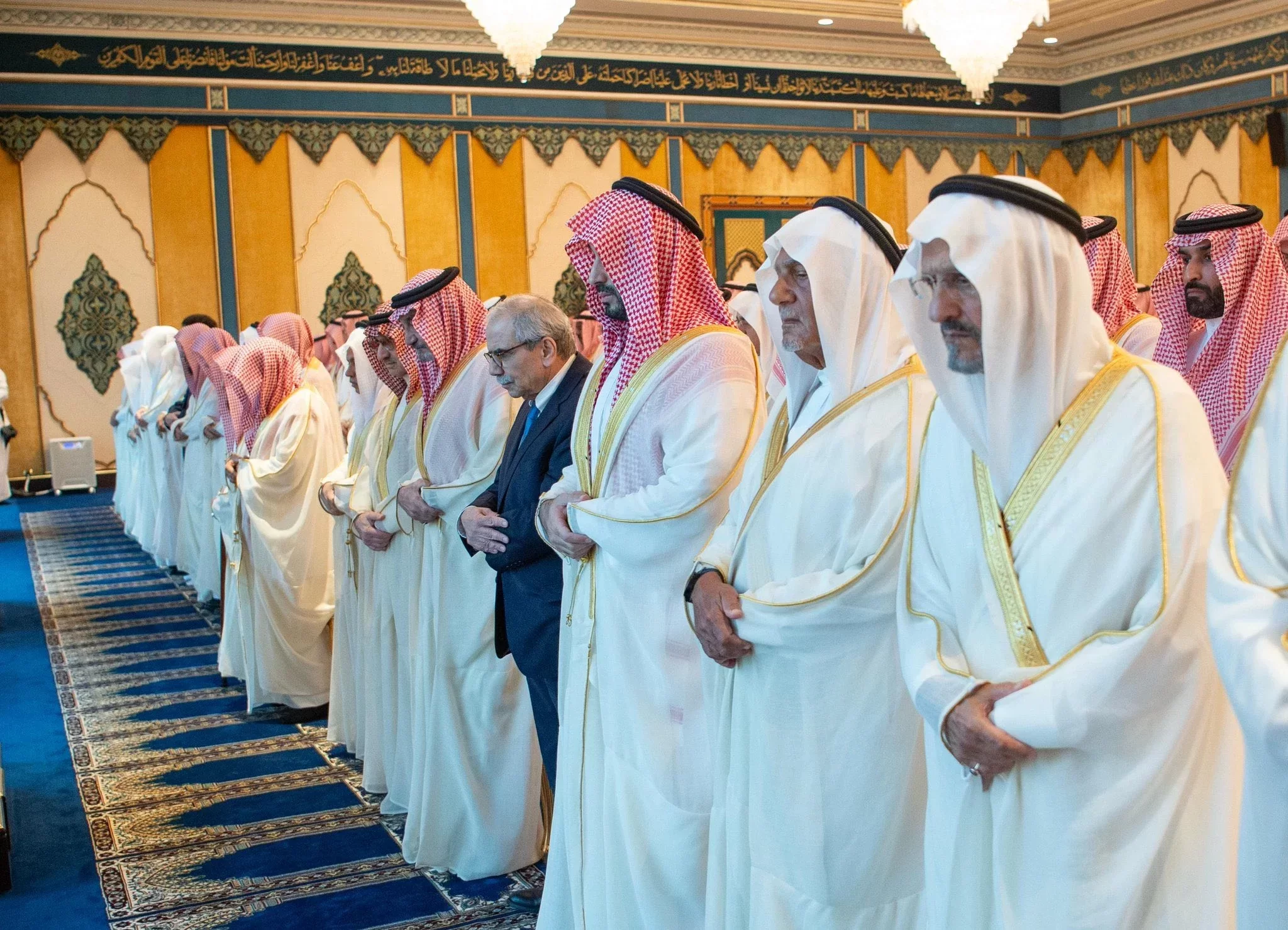 بالصور والفيديو سلام يؤدي صلاة العيد مع محمد بن سلمان