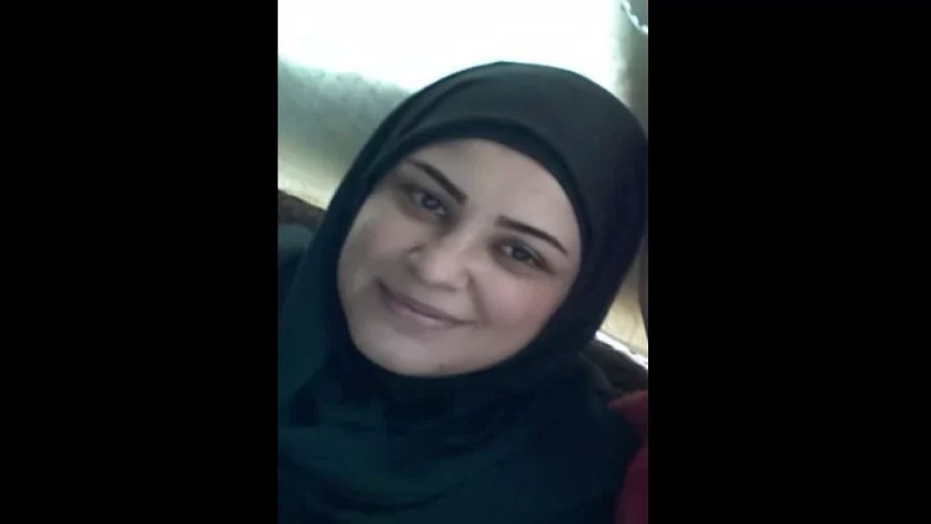 ارتقاء الشابة نوال عوض متأثرةً بجراحها التي أُصيبت بها جراء الغارة الإسرائيلية على مدينة صور قبل أسبوعين تقريباً