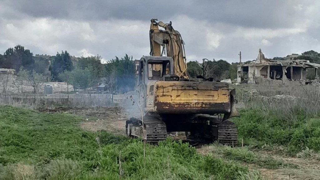 بالفيديو/ مسيرة اسرائيلية استهدفت حفارة في بلدة عيتا الشعب