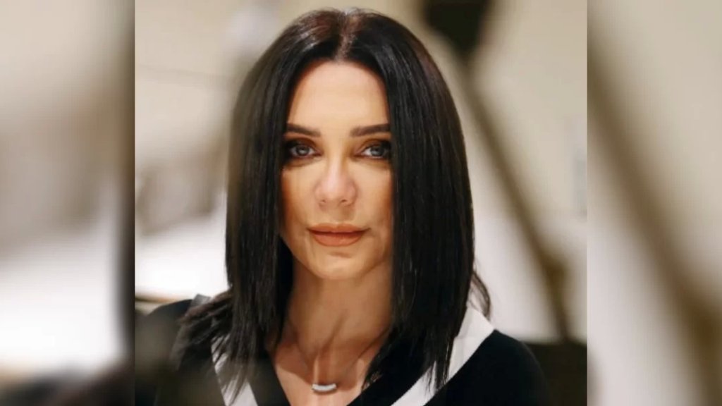 الفنانة السورية سلاف فواخرجي ترد على الشائعات حول لجوئها إلى فرنسا: اللجوء ليس شتيمة أيها المثقف! 