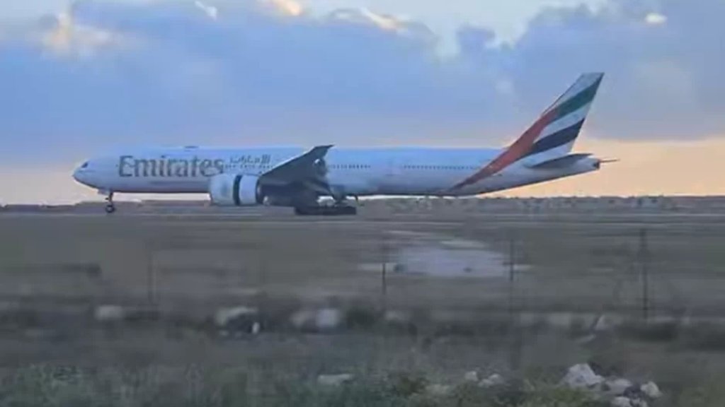 بالفيديو/  &quot;هيدا إبني&quot;... لحظات فخر أم لبنانية بنجلها الطيار وهو يحط بطائرة لأول مرة في مطار بيروت