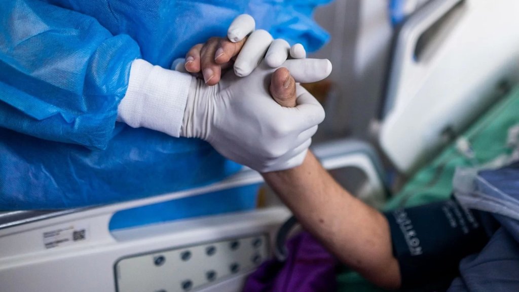 صرخة ألم ومناشدة لأصحاب الأيادي البيضاء...ابن مدينة بنت جبيل عماد شرارة بحاجة لجلسات علاجية للسرطان