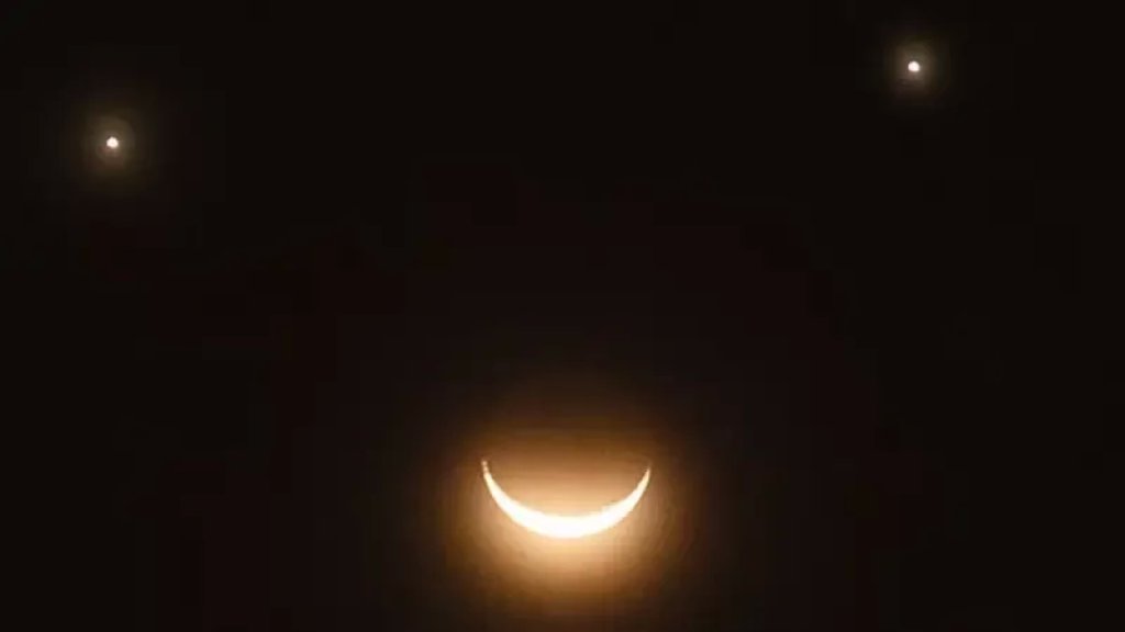 حدث فلكي لا يفوّت.. السماء ترسم وجهاً مبتسماً في هذا الموعد!