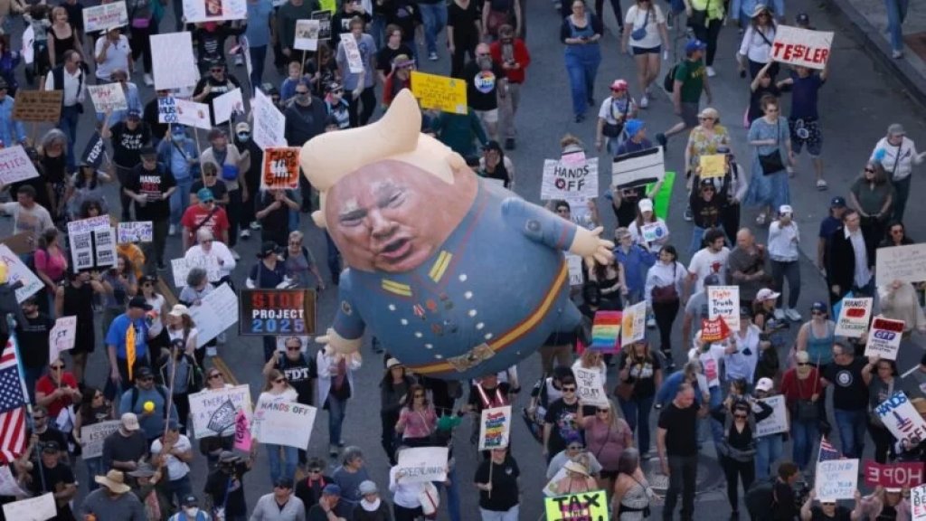 الآلاف يتظاهرون في أميركا ضد سياسات ترامب