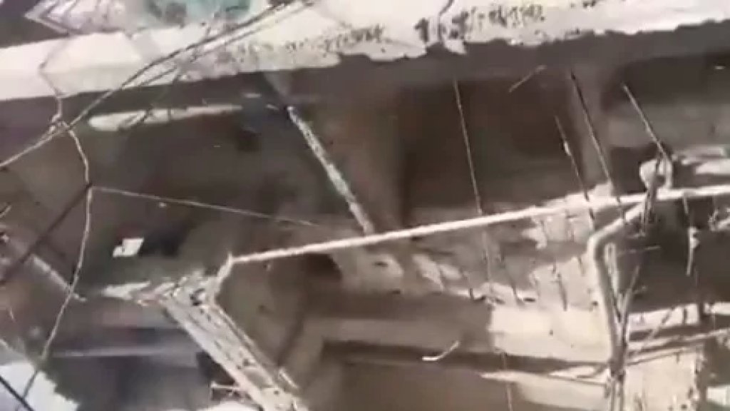 بالفيديو/ إنهيار طابق سكني في منطقة حرج بيروت والدفاع المدني يعمل على إخلاء السكان!