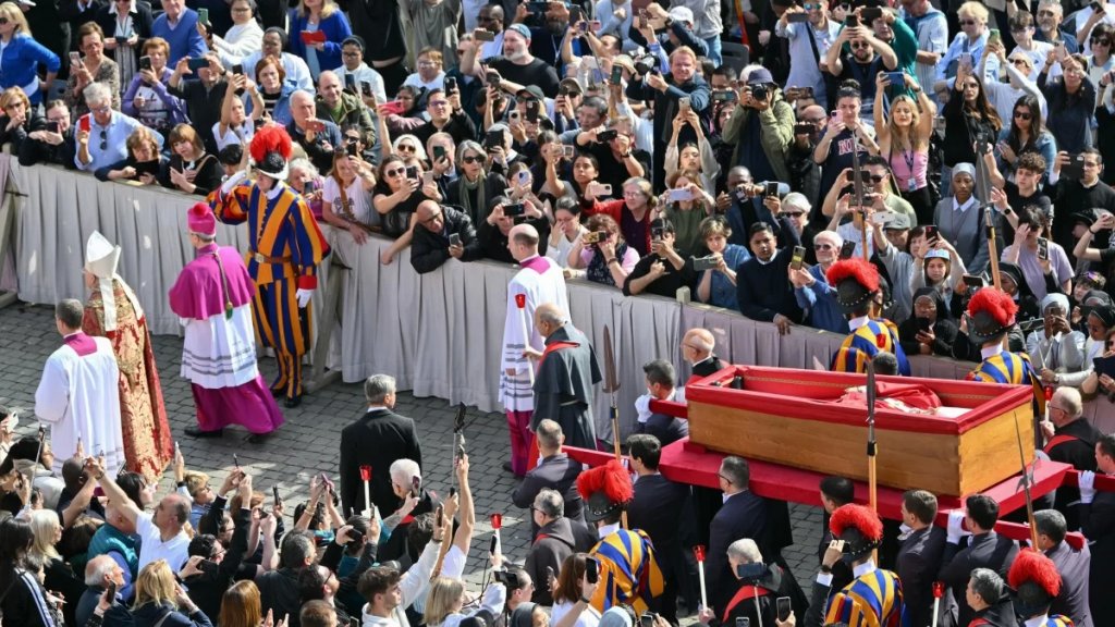 بالفيديو/ مراسم مهيبة خلال نقل جثمان البابا فرنسيس إلى بازيليك القديس بطرس 