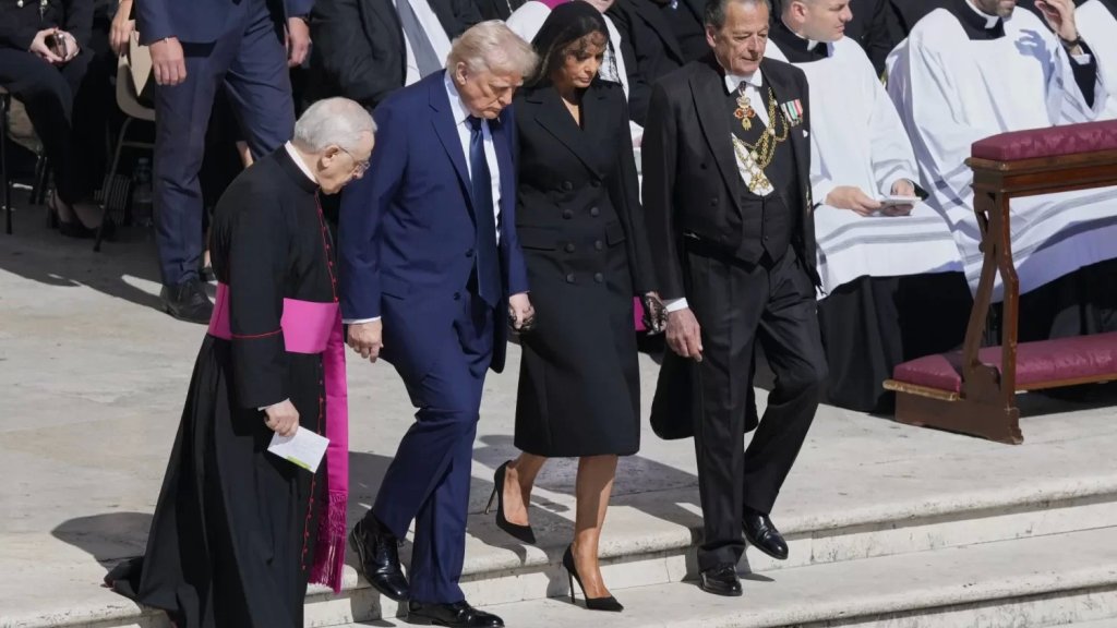 &quot;ألا يملك بدلة سوداء؟!&quot;.. انتقادات تطال ترمب بسبب ملابسه &quot;غير اللائقة&quot; في جنازة البابا فرانسيس!