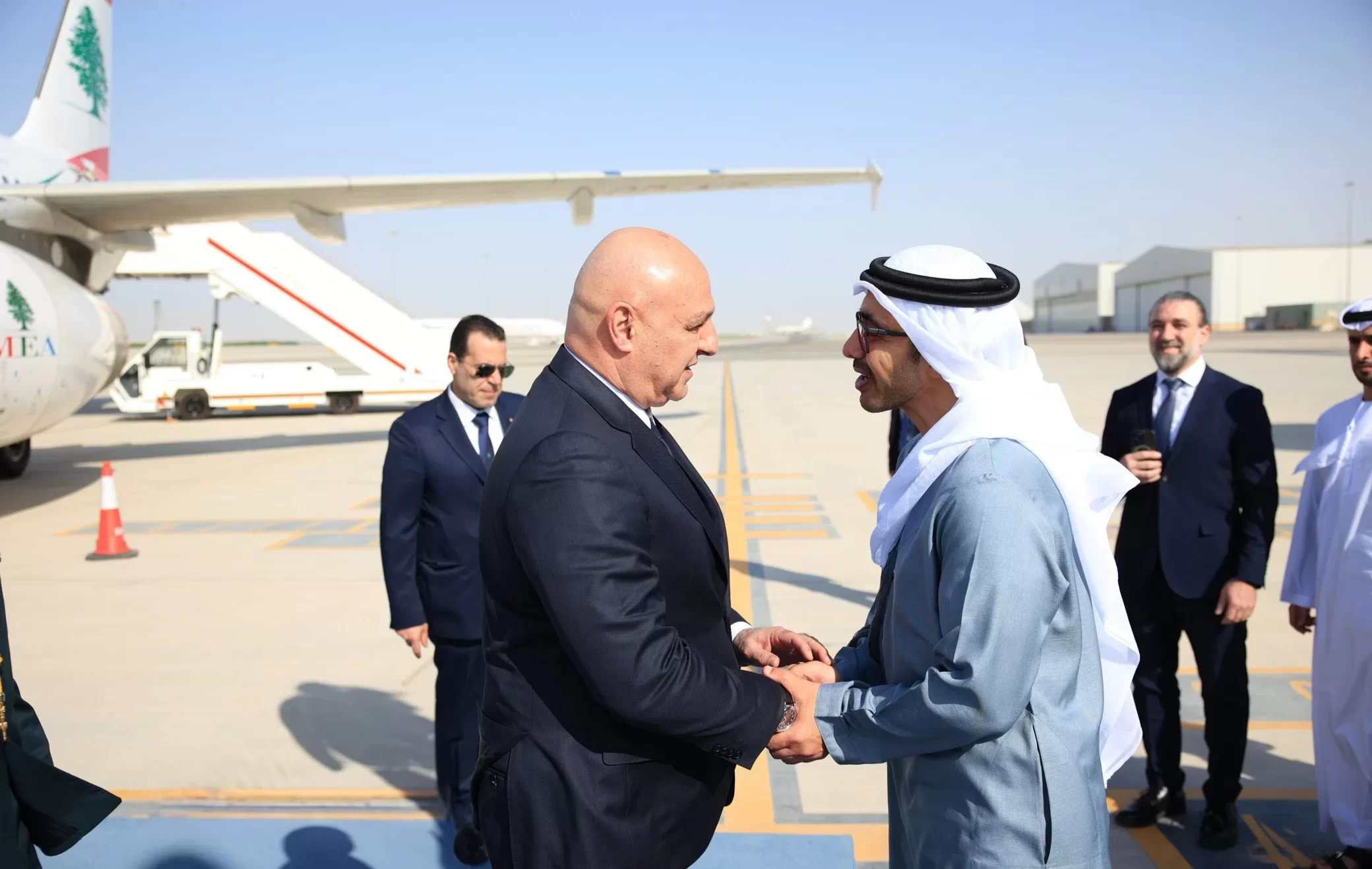 لقطات لوصول الرئيس جوزاف عون إلى الإمارات حيث كان في استقباله وزير الخارجية الإماراتي ومسؤولين