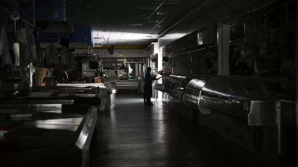 أزمة الكهرباء في أوروبا: انقطاع نادر يربك الحياة ويوقع خسائر بمليارات اليورو