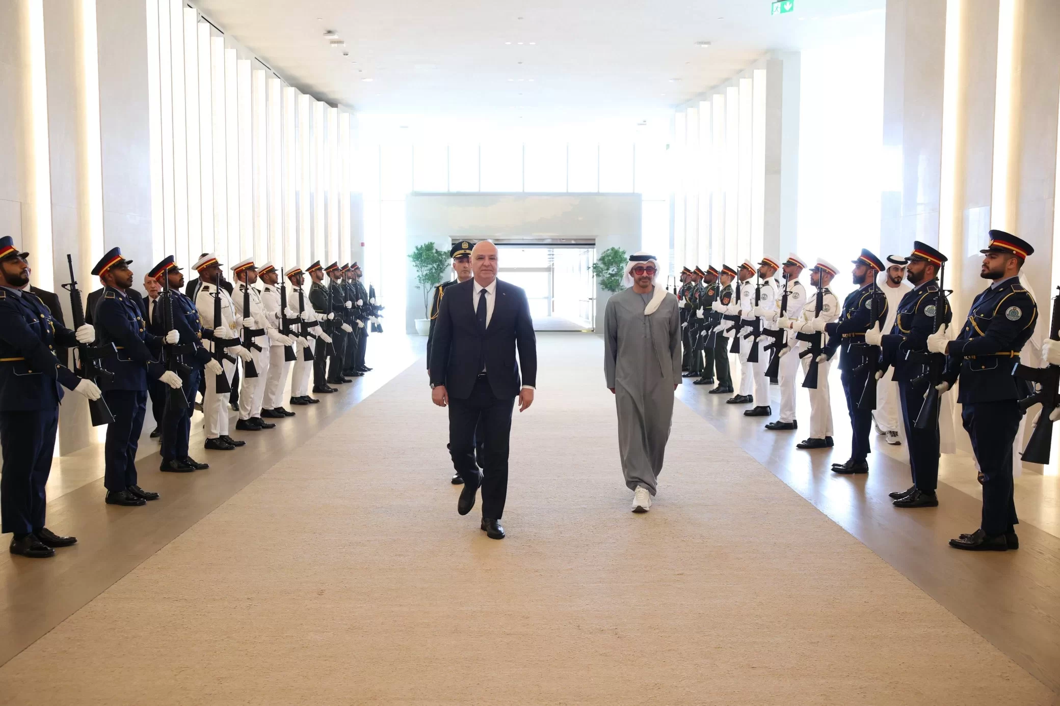 لقطات لوصول الرئيس جوزاف عون إلى الإمارات حيث كان في استقباله وزير الخارجية الإماراتي ومسؤولين