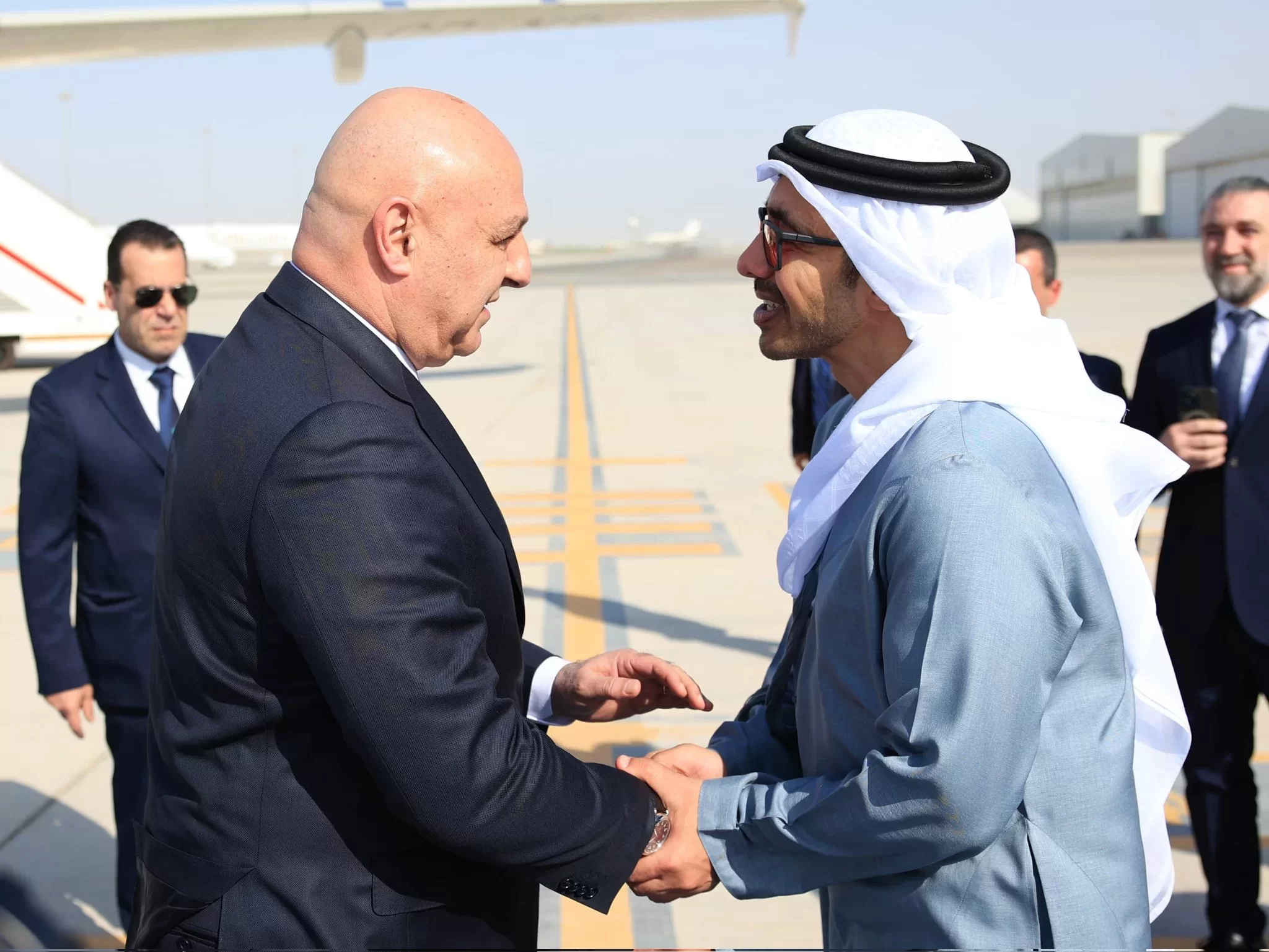 لقطات لوصول الرئيس جوزاف عون إلى الإمارات حيث كان في استقباله وزير الخارجية الإماراتي ومسؤولين