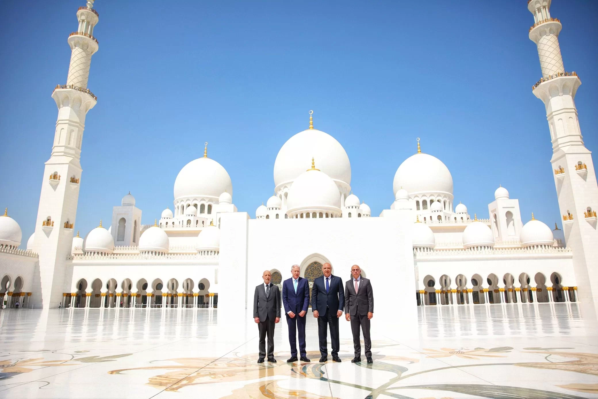 بالصور الرئيس جوزاف عون ينهي زيارته إلى أبو ظبي بجولة في جامع الشيخ زايد الكبير