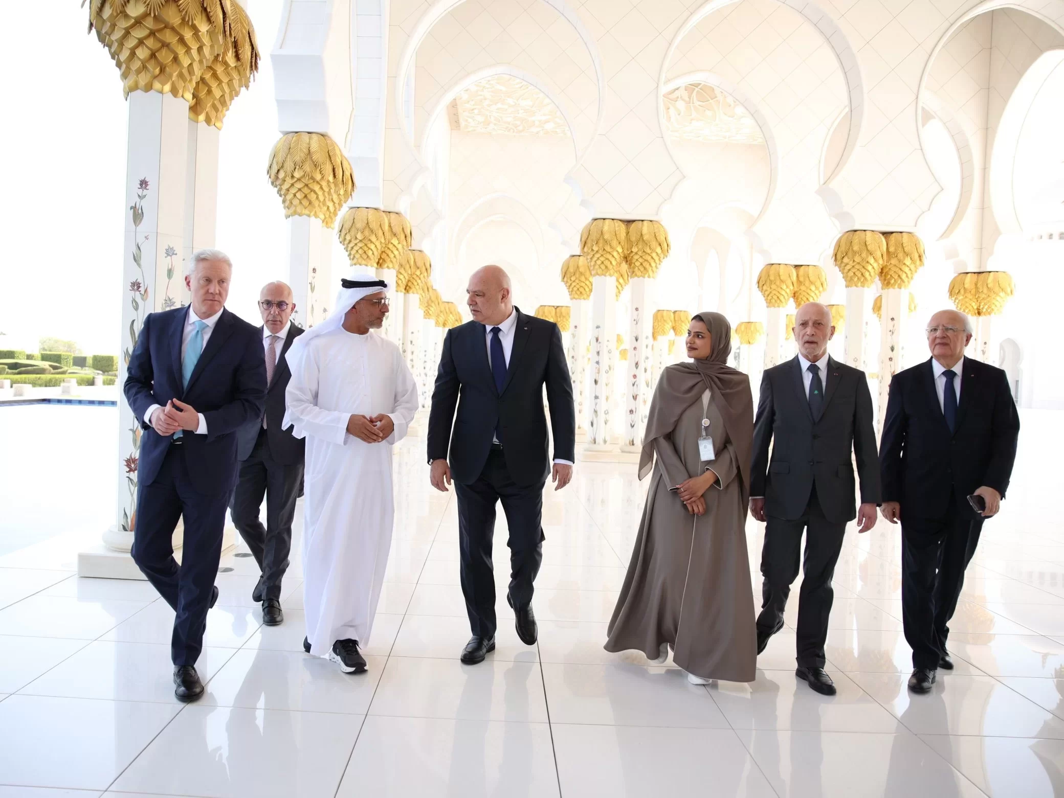 بالصور الرئيس جوزاف عون ينهي زيارته إلى أبو ظبي بجولة في جامع الشيخ زايد الكبير