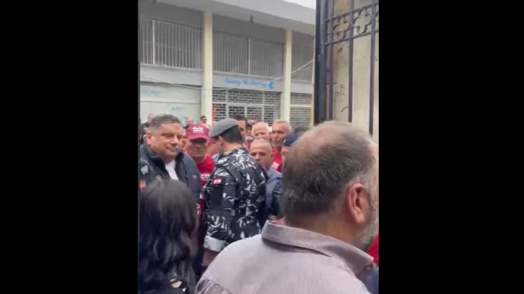 بالفيديو/ "بعدو رئيس بلدية وبفوت مطرح ما بدو"... تلاسن بعد منع رئيس بلدية جونية جوان حبيش من الدخول الى قلم الإقتراع