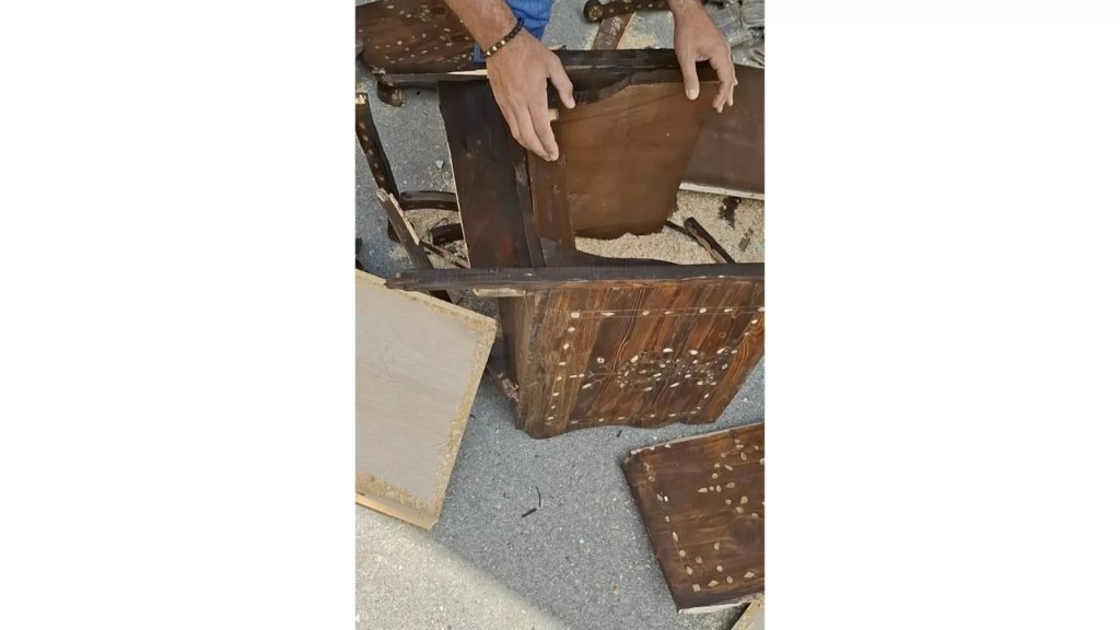 بالصور/ كراسي وطاولات "محشّشة"!