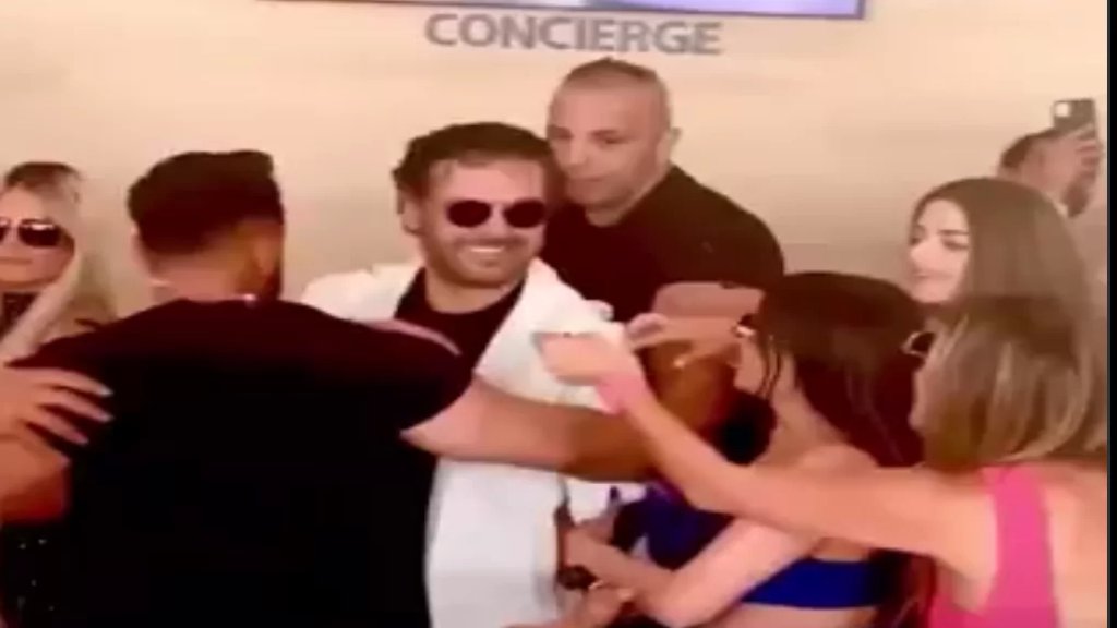 بالفيديو/ زعمت أنها ستزور أهلها.. أردني يُطلّق زوجته بعد مشاهدتها تستقبل راغب علامة في المطار!