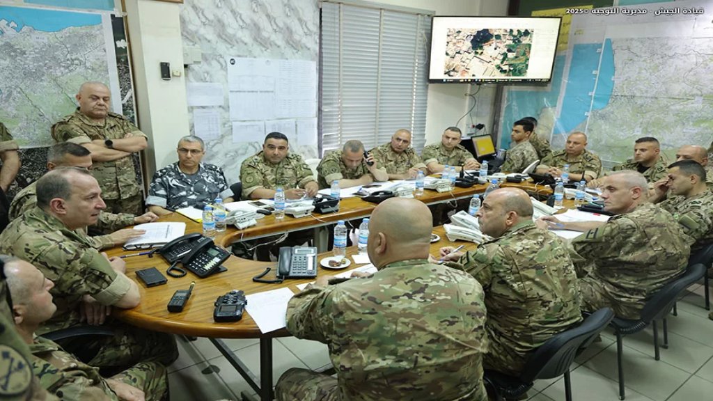 قائد الجيش يتفقد غرفة عمليات منطقة الشمال للإطلاع على الإجراءات الأمنية لحفظ أمن العملية الانتخابية في الشمال