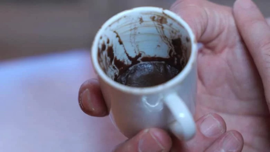 تشات جي بي تي "خرّاب" البيوت.. تقدمت بطلب الطلاق استنادا إلى "قراءة فنجان القهوة" التي أجراها برنامج الذكاء الاصطناعي!