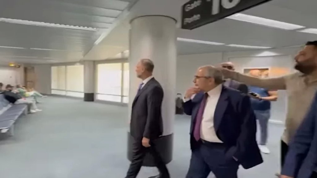 بالفيديو/ "كبسة" صباحية مفاجئة من الرئيس نواف سلام في مطار بيروت