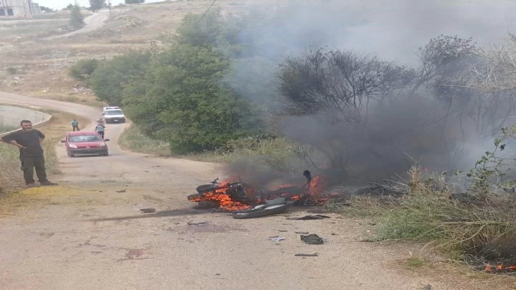 بالصور/ غارة إسرائيلة تستهدف دراجة النارية في بلدة حولا ومعلومات أولية عن إصابة مواطن