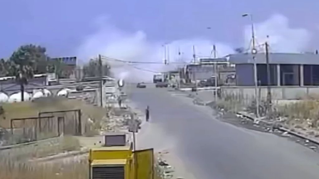 بالفيديو/ المدينة نجت من كارثة... لحظة انفجار صاروخ من مخلفات الحرب في بؤرة للخردة في صيدا